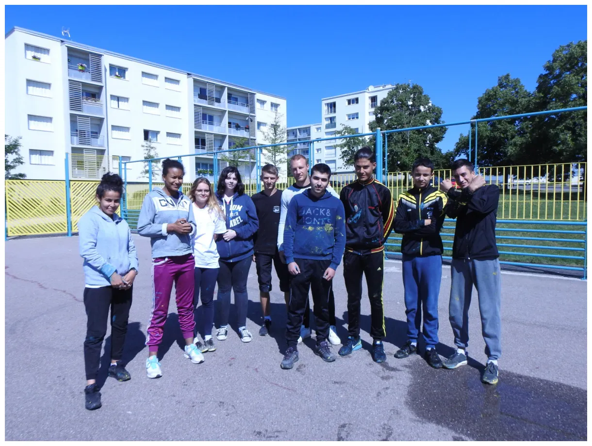 Toul chantiers jeunes. peinture fraîche sur le city-stade