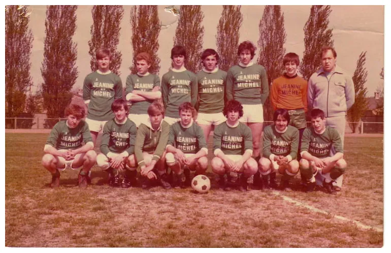 Photo de classe 1981 junior 1ere annee de 1981, FOOTBALL CLUB - Copains
