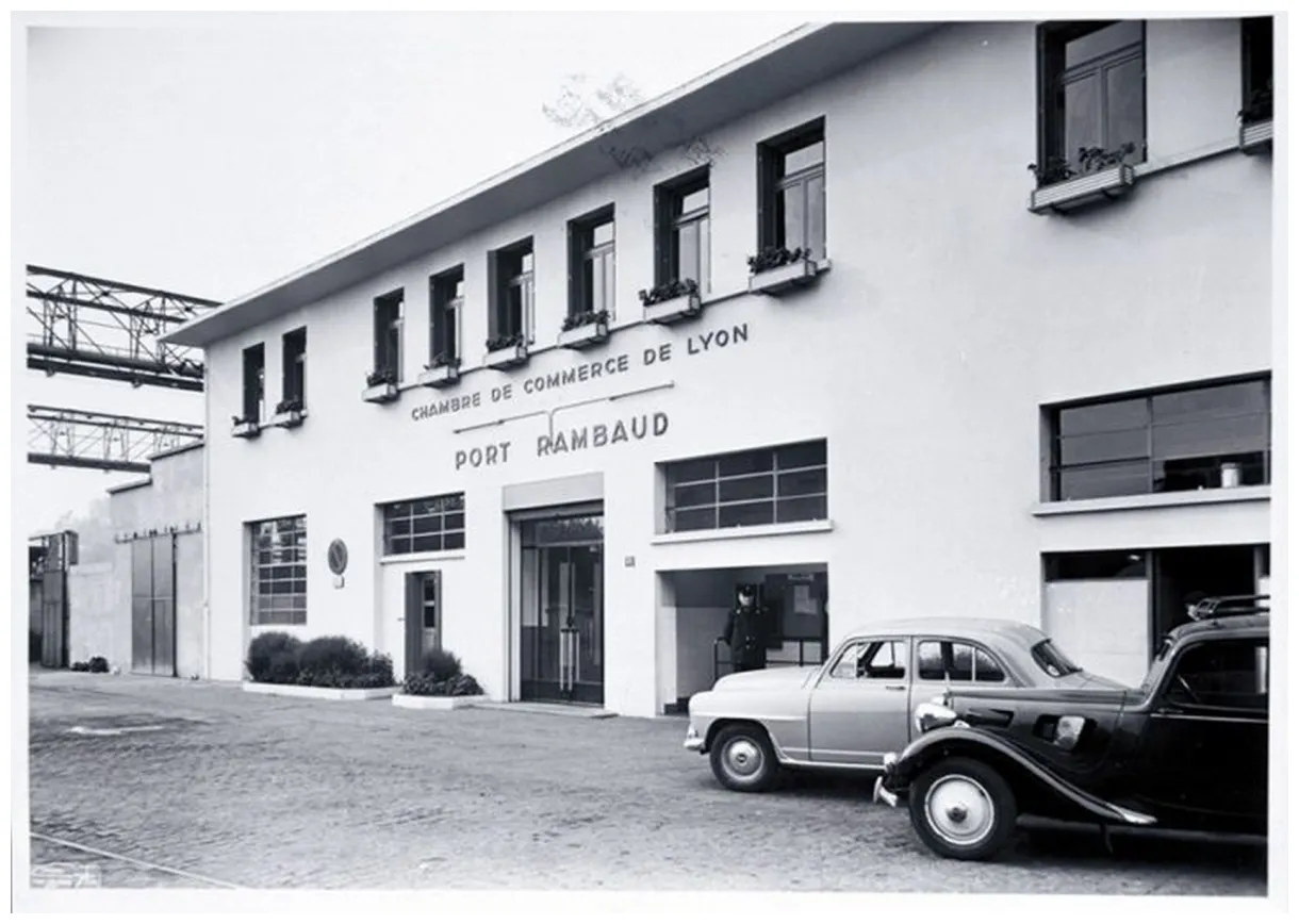 Capitainerie du port-rambaud à lyon-confluence 69 z architecture